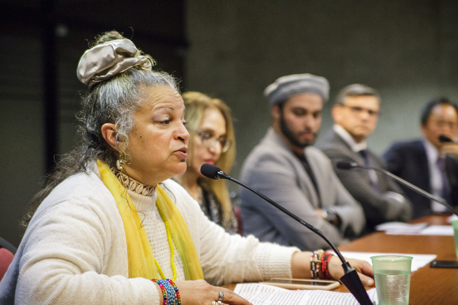 Susana Andrade en la mesa expositora para conmemorar el día internacional de la paz