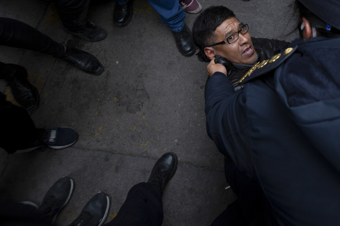 La policía detiene a un manifestante en San Salvador de Jujuy, Argentina. Javier Corbalan / AP