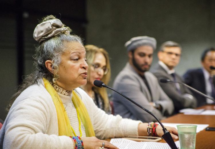 Susana Andrade en la mesa expositora para conmemorar el día internacional de la paz