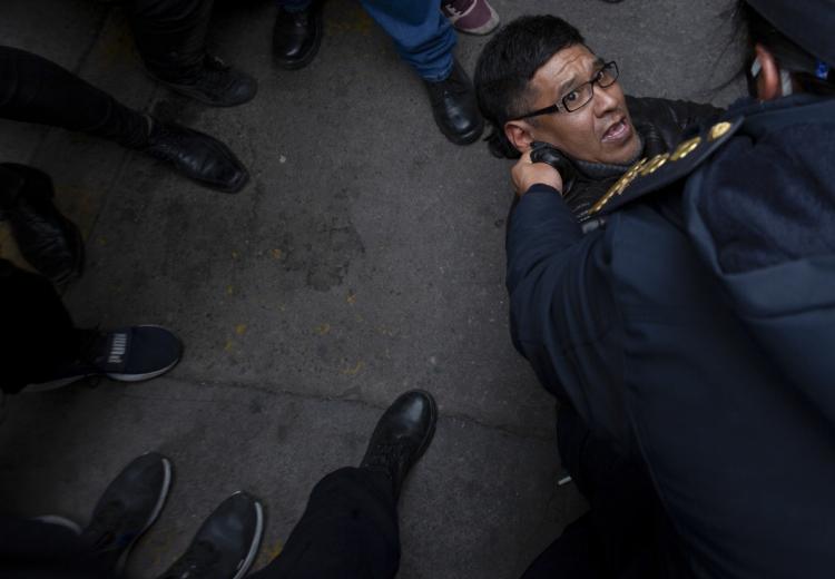 La policía detiene a un manifestante en San Salvador de Jujuy, Argentina. Javier Corbalan / AP