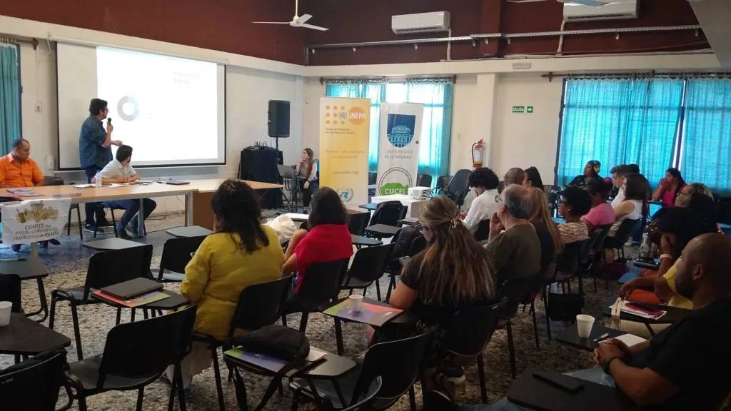 Seminario en una sala de la Casa de la Universidad de Cerro Largo.
